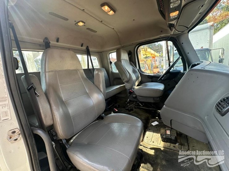 freightliner-m2-106-image-10