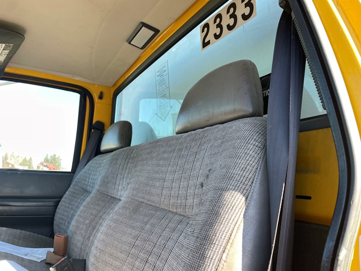 #1135-•-2002-gmc-c6500-van-truck-(has-mn-title)-image-29