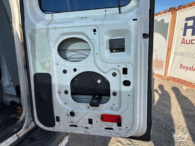 2011-ford-cargo-image-20