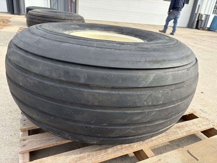 firestone-21.5l-16.1-tire-on-8-bolt-white-ag-rim,-10-ply-image-2