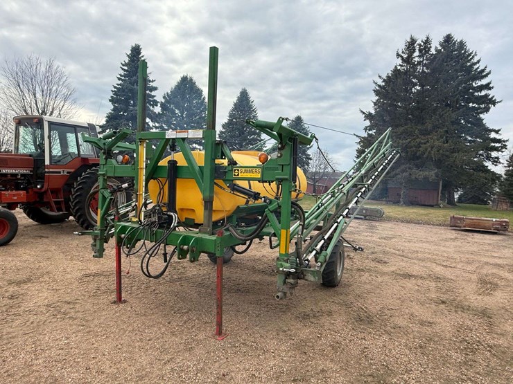 summers-90’-sprayer,-3pt-hookup,-500-gallon-tank,-5-section-shut-offs,-comes-with-controller,-wings-image-1