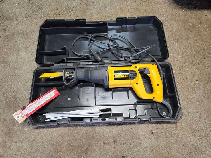 dewalt-reciprocating-saw,-used-very-little,-model-dw303,-1-1/8”-stroke,-with-extra-blades-image-1
