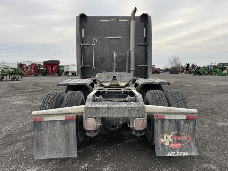 peterbilt-386-image-15