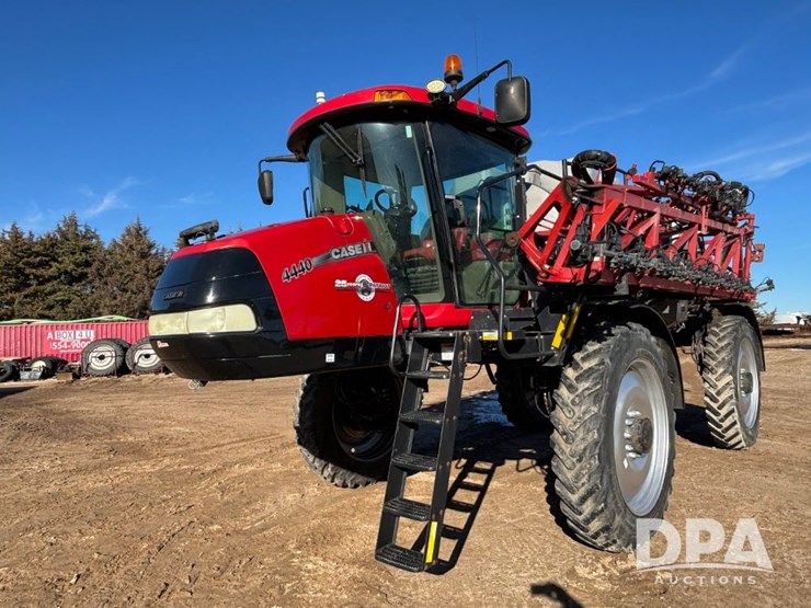 case-ih-patriot-4440-image-2