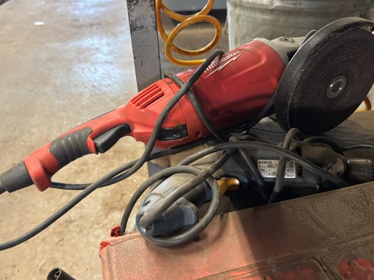 #183-•-contents-of-second-shelf-and-floor-underneath*-image-7