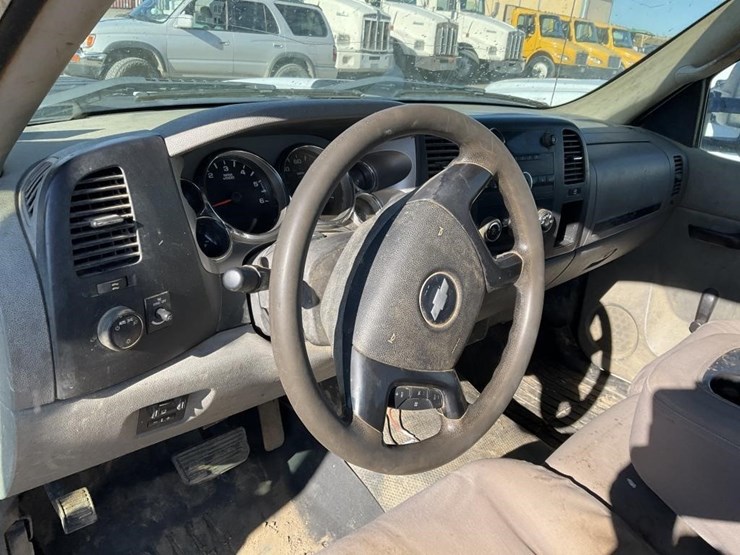 2013-chevrolet-2500-image-13