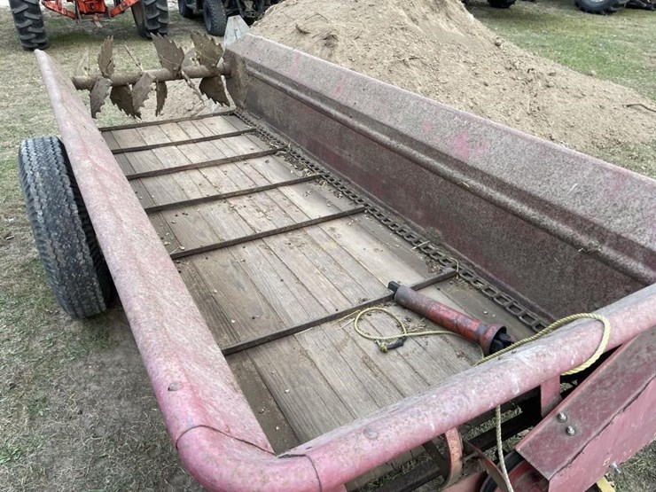 new-holland-328-image-3