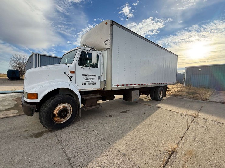1992-international-805-box-truck,-shows-54,622-miles,-9-speed-transmission,-11r22.5-tires,-26.5’-box-image-17