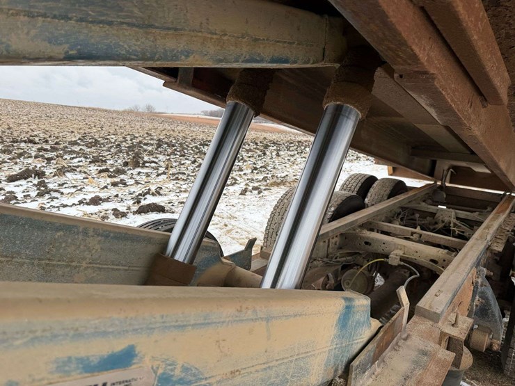 2006-freightliner-columbia-grain-truck,-549,000-miles,-8-year-old-box,-eaton-speed-shift-10-speed-tr-image-76