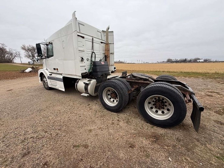 2005-volvo-sleeper-semi,-cummins-isx-engine,-13-speed-eaton-transmission,-wet-kit,-aluminum-front-an-image-20
