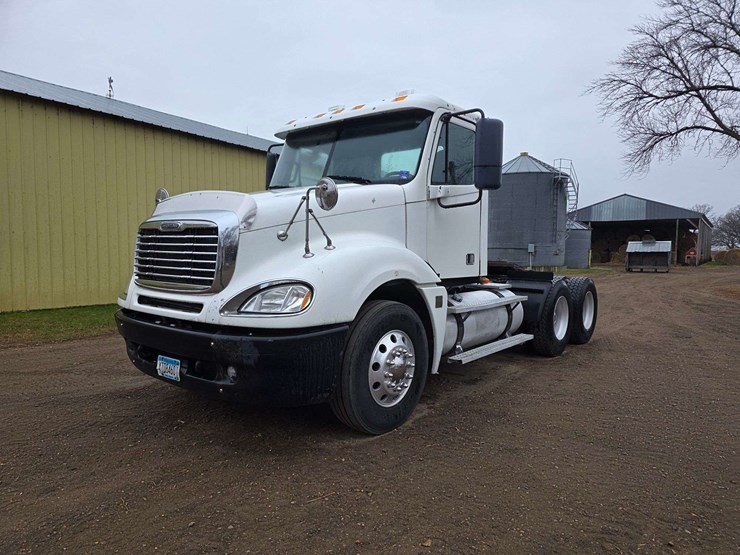 2007-freightliner-cl120-day-cab-semi,-978,000-miles,-detroit-series-60-–-14l-engine,-515hp,-10-speed-image-2