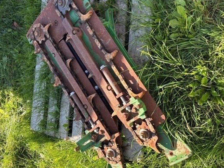 john-deere-corn-row-unit-image-1