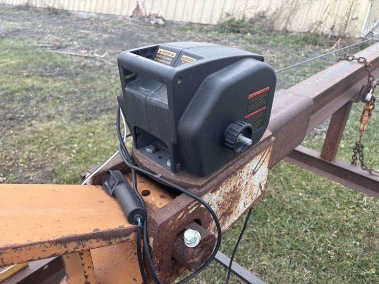 winch-boom,-with-12v-2000#-winch,-chains,-on-castor-wheels,-(tires-need-to-be-replaced)-image-11