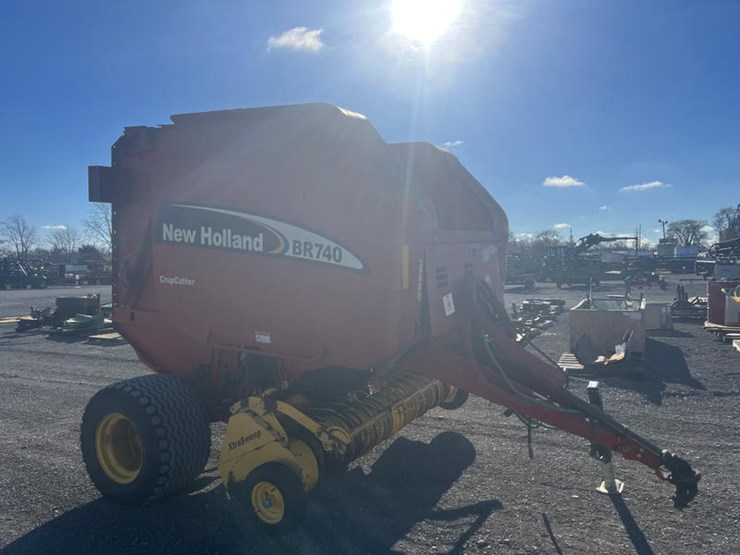 new-holland-br740-image-2