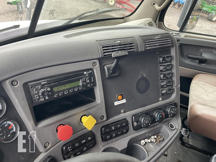 2014-freightliner-cascadia-125-image-11