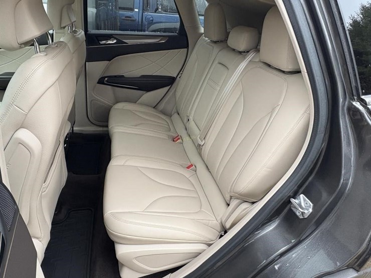 2017-lincoln-mkc-suv-image-8