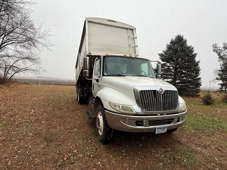 2004-international-durastar-4400-image-5
