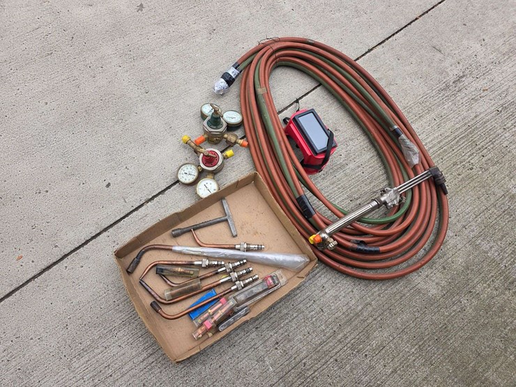 acetylene-smith-brand-torch,-hoses-and-misc,-freshly-rebuilt-regulator-and-misc-tips-image-1