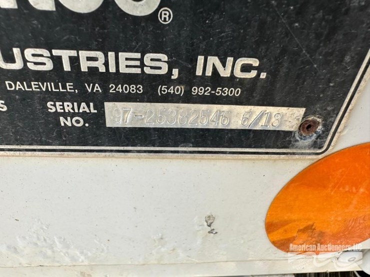 2013-freightliner-m2-106-image-18