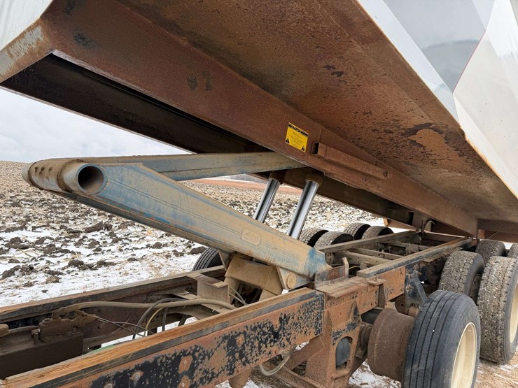 2006-freightliner-columbia-grain-truck,-549,000-miles,-8-year-old-box,-eaton-speed-shift-10-speed-tr-image-73