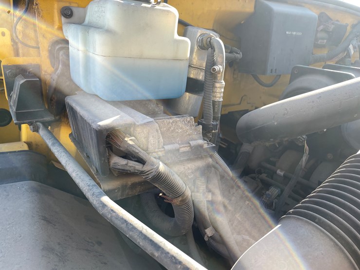 #1135-•-2002-gmc-c6500-van-truck-(has-mn-title)-image-40