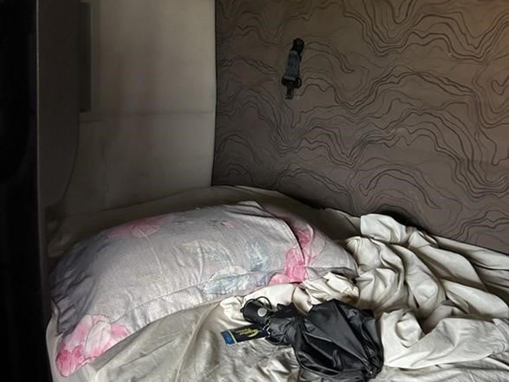 2015-volvo-vnl42t670-image-27