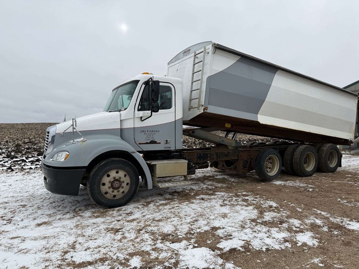 2006-freightliner-columbia-grain-truck,-549,000-miles,-8-year-old-box,-eaton-speed-shift-10-speed-tr-image-1
