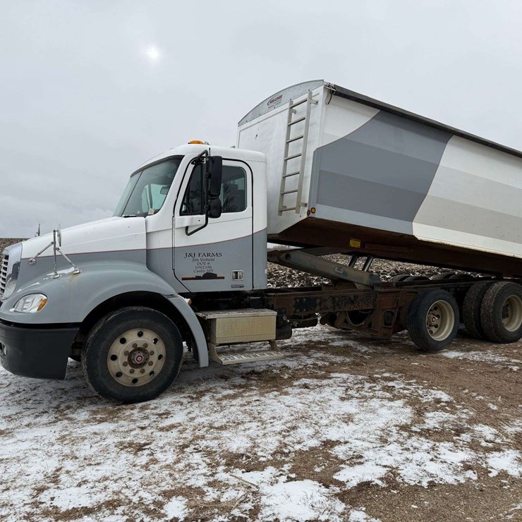 2006 Freightliner Columbia Grain Truck, 549,000 Miles, 8 Year Old Box, Eaton Speed Shift 10 Speed Tr