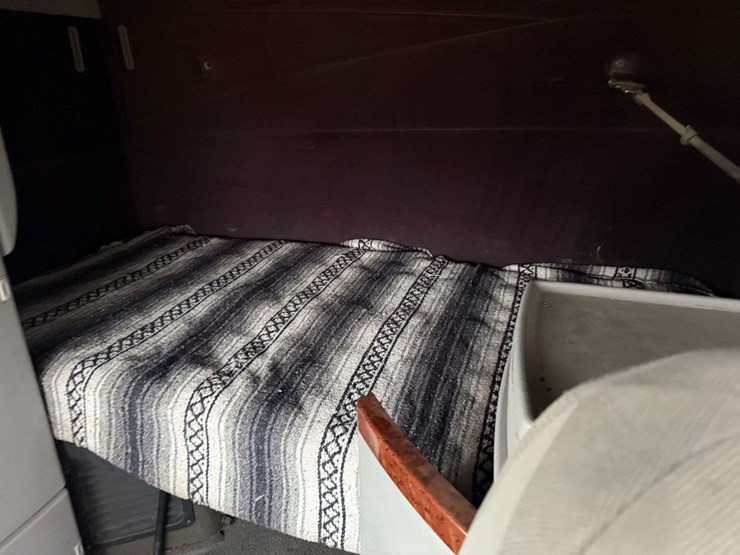 2005-volvo-sleeper-semi,-cummins-isx-engine,-13-speed-eaton-transmission,-wet-kit,-aluminum-front-an-image-34