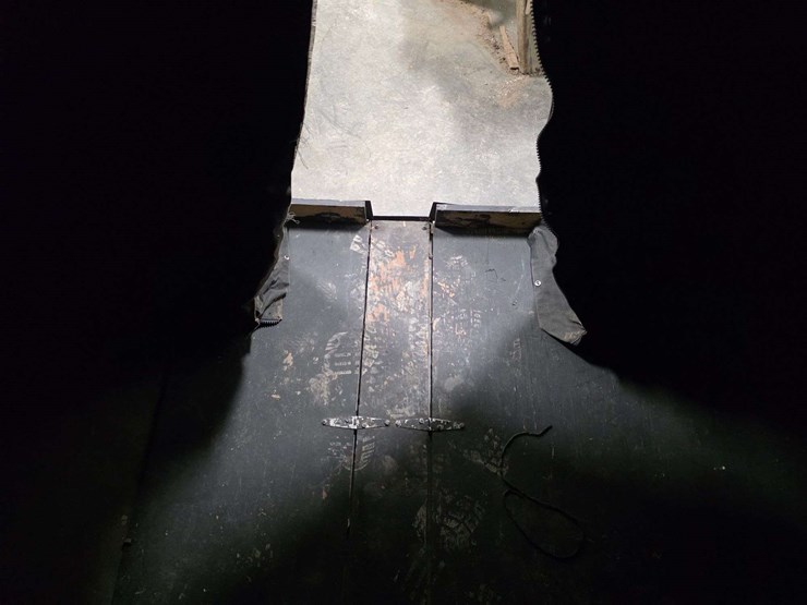 7.5’-x-5.5’-mankato-portable-fish/spearing-house,-2-hole-and-spear-hole-with-furnace-vent-image-15