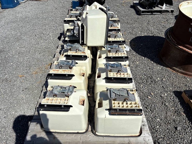 #113941-•-16-kinze-insecticide-boxes-image-2