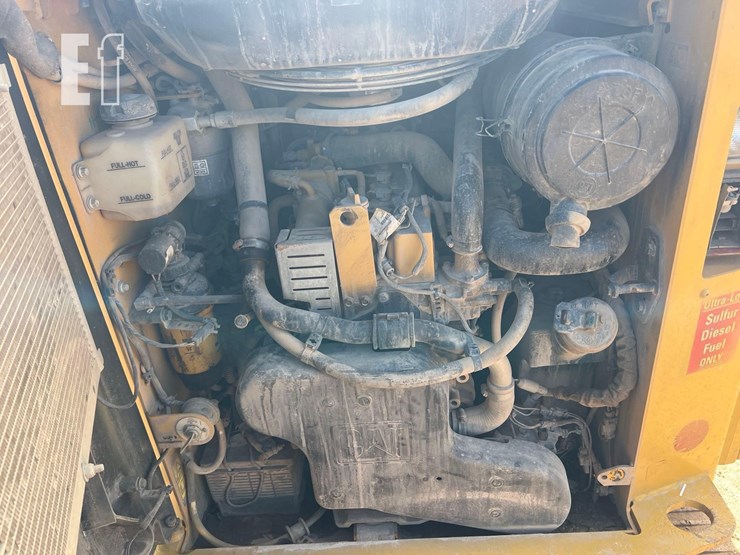 2020-caterpillar-259d3-image-24