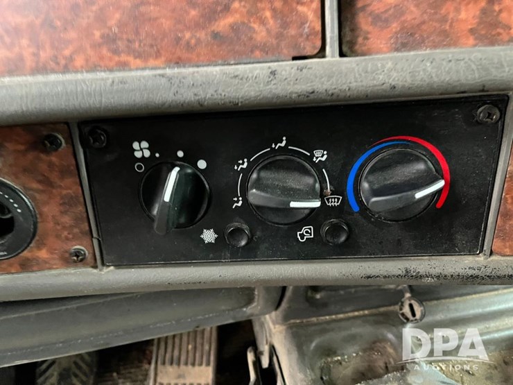 2005-kenworth-t800-image-51