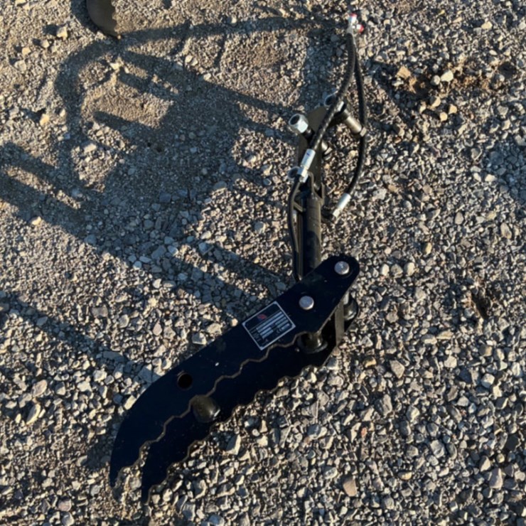 HYDRAULIC THUMB CLAMP FOR MINI EXCAVATOR