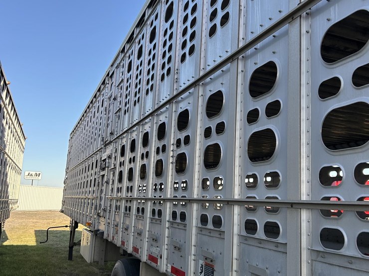 2019-wilson-livestock-trailer-image-10