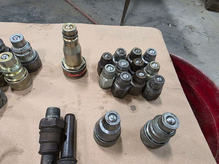 large-assortment-of-hydraulic-ends,-includes:-11-–-jd-ends,-5-–-old-int-to-jd,-3-–-old-ih-male,-1-–-image-4