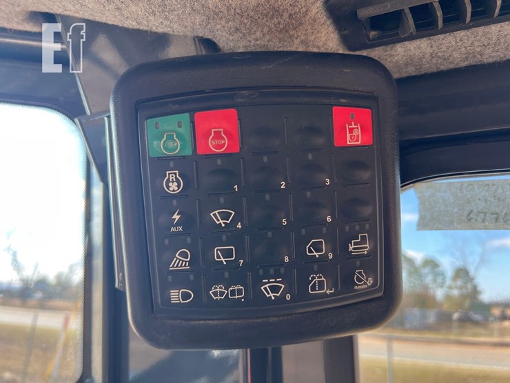 2013-deere-650k-lgp-image-37