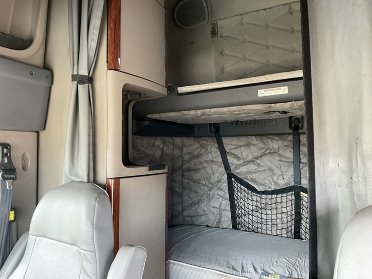 2011-freightliner-cascadia-125-image-9