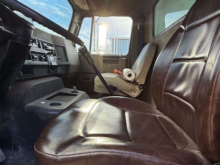 1992-international-805-box-truck,-shows-54,622-miles,-9-speed-transmission,-11r22.5-tires,-26.5’-box-image-30