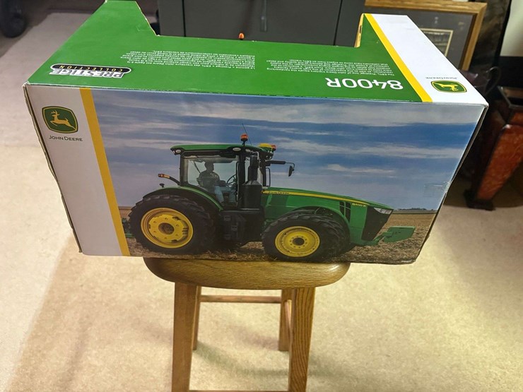 1/16th-die-cast-metal-replica-john-deere-8400r,-ertl-prestige-collection,-100th-anniversary-edition,-image-3