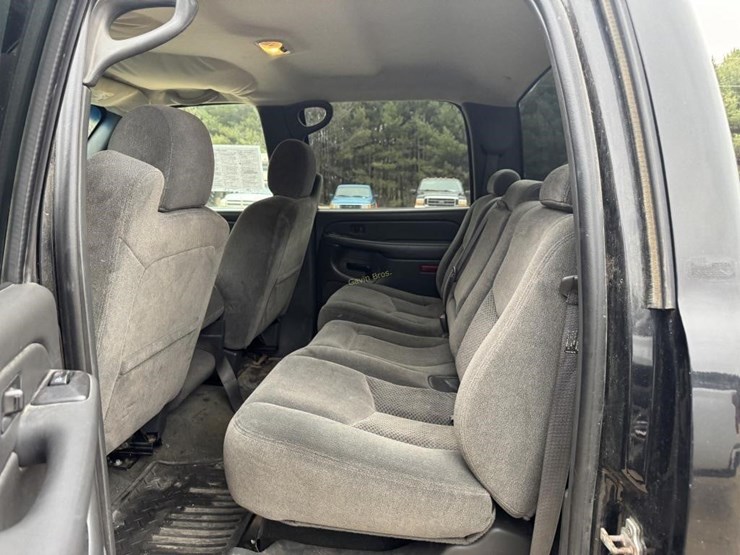 2005-chevy-silverado-2500-hd-pickup-image-13