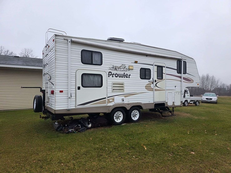 2004-prowler-fleetwood-5th-wheel-rv,-model-255-bhs,-12’-slide-out,-newer-19’-awning,-1-queen-front-b-image-5