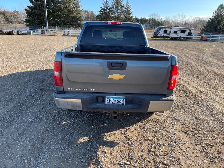 #1127-•-2013-chevrolet-silverado-pickup-truck-(has-mn-title)-image-4