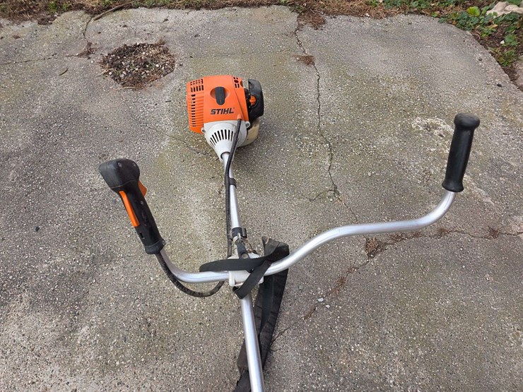 stihl-fs110-weed-eater-with-extra-parts,-used-this-summer,-works-as-it-should-image-8