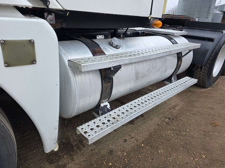 2007-freightliner-cl120-day-cab-semi,-978,000-miles,-detroit-series-60-–-14l-engine,-515hp,-10-speed-image-24