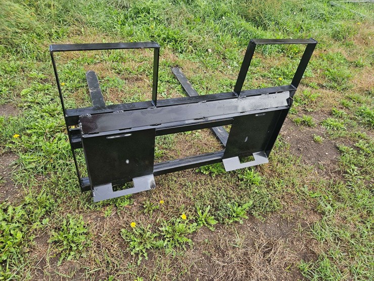 m&j-oldenburg-manufacturing-skidloader-mount-4'x4'-pallet-forks-image-4