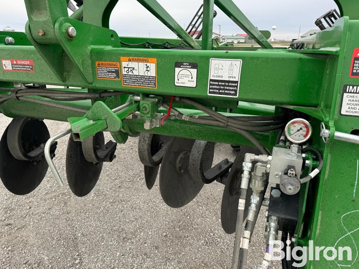 2023-john-deere-2730-image-11