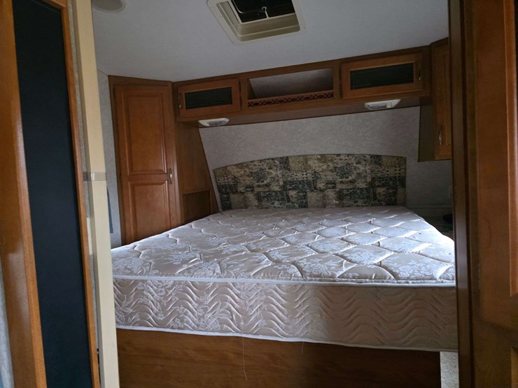 2004-prowler-fleetwood-5th-wheel-rv,-model-255-bhs,-12’-slide-out,-newer-19’-awning,-1-queen-front-b-image-41