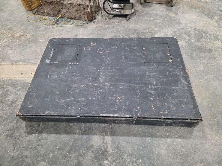 7.5’-x-5.5’-mankato-portable-fish/spearing-house,-2-hole-and-spear-hole-with-furnace-vent-image-2