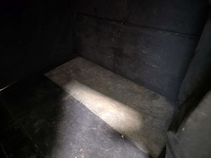 7.5’-x-5.5’-mankato-portable-fish/spearing-house,-2-hole-and-spear-hole-with-furnace-vent-image-11